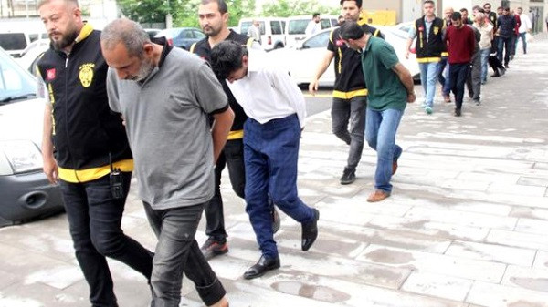 20 TL'ye fuhuş yaptırdıkları kadınlara sözleşme imzalattılar - Resim: 1