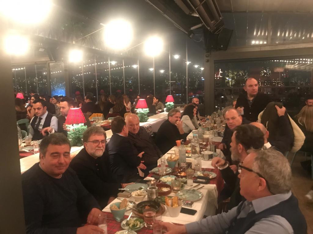 Ahmet Hakan'dan bir ilk Hürriyet'teki ekibini meyhaneye götürdü - Resim: 1