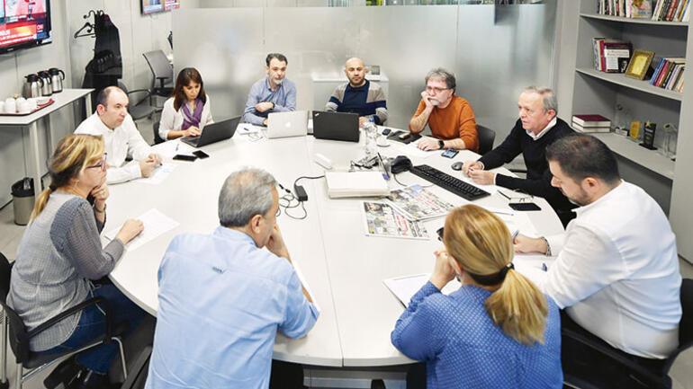 Ahmet Hakan tek tek tanıttı! İşte Hürriyet'in idare edildiği masa! - Resim: 1