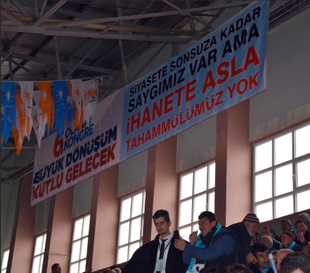 AKP'den Abdullah Gül'e pankartlı gönderme: İhanete asla tahammülümüz yok - Resim: 1