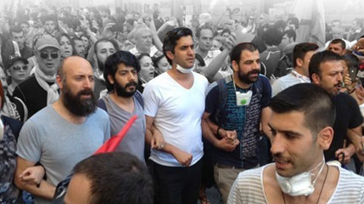 Mehmet Ali Alabora Yeni Dizisini Nevşin Mengü'ye Anlattı - Resim: 1