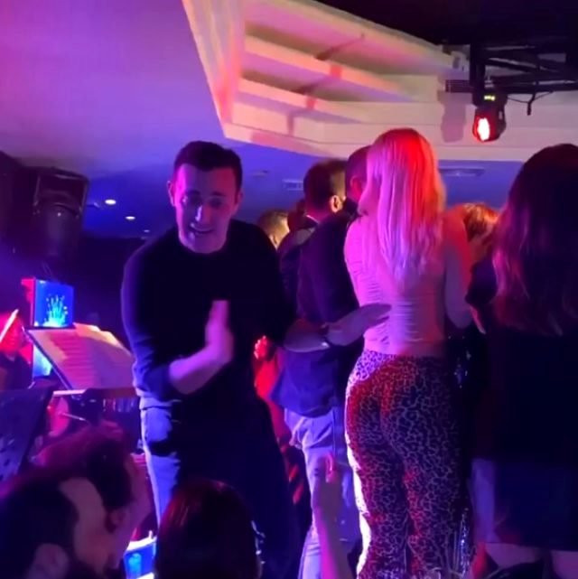 Aleyna Tilki Mustafa Sandal’ın kendisine sırtı dönükken yaptığı el hareketleri hakkında konuştu - Resim: 1