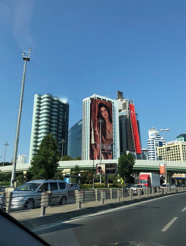 Amanda Cerny Türkiye’den gelen reklam panosu görsellerine çok sevindi - Resim: 1