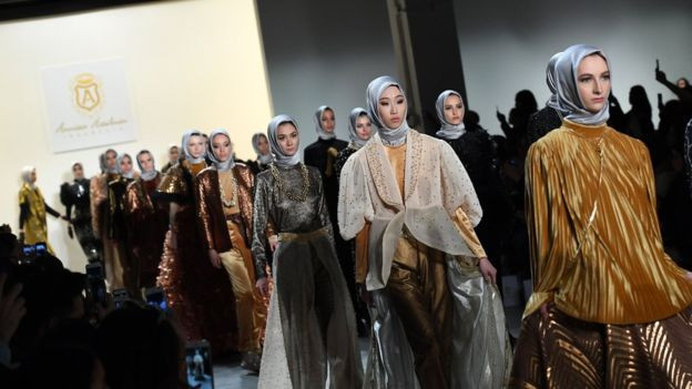 İslami modacı Anniesa Hasibuan dolandırıcılıktan 18 yıl ceza aldı - Resim: 1