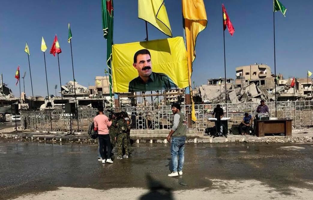 Rakka'nın merkezine Öcalan posteri astılar - Resim: 1