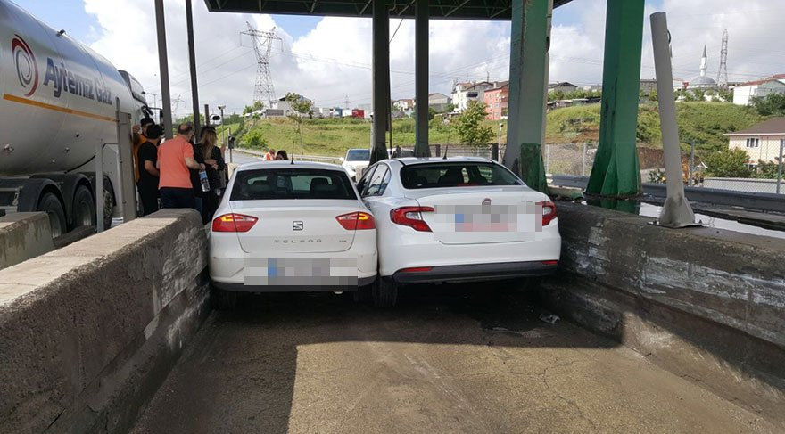 Aynı gişeden geçmek isteyen inatçı sürücüler gişelerde sıkıştı - Resim: 1