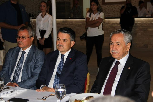 Arınç: Birileri gitmeyi kafalarına koymuşsa neticesine de katlanır - Resim: 1