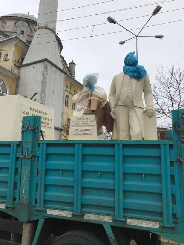 Atatürk heykelinin başına çöp poşeti geçirdiler - Resim: 1
