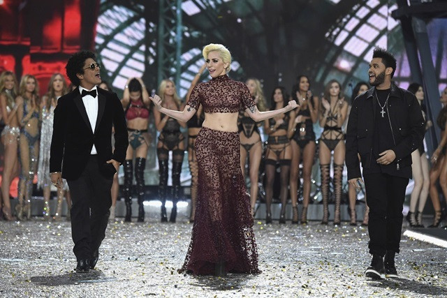 Victoria’s Secret melekleri bu yılbaşı yine göz kamaştıracak - Resim: 1