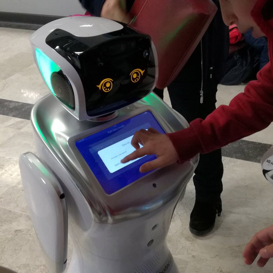 Ulaştırma Bakanı Arslan robotla tartıştı: Gereğini yapın lütfen - Resim: 1