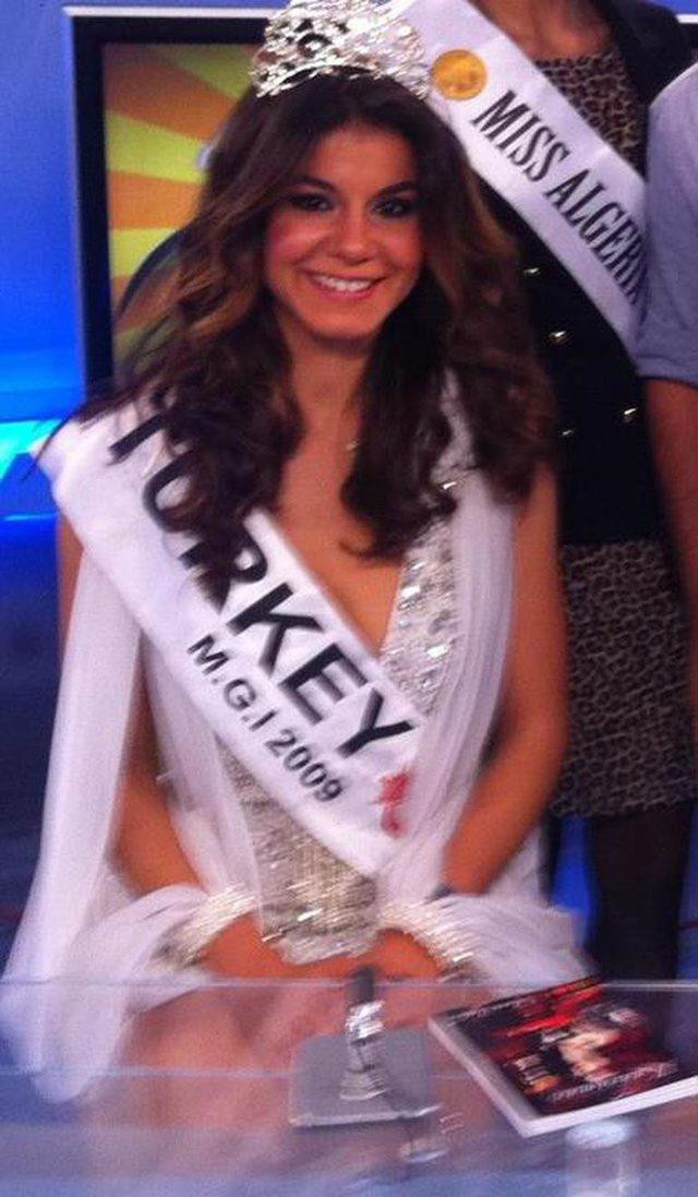 Eski Türkiye güzeli Banu Öztürk 5 yıllık evliliğini noktaladı - Resim: 1