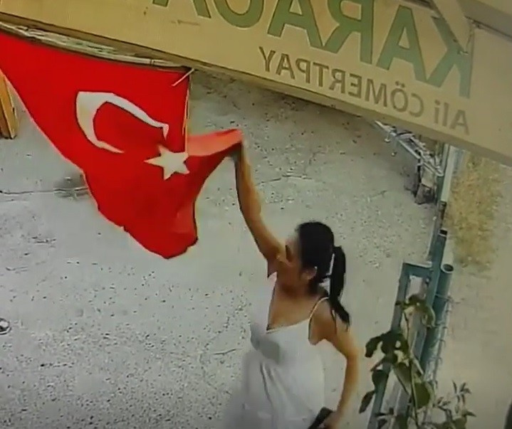 Türk Bayrağını İndirip Çöp Kutusuna Atan Kadın Yakalandı - Resim: 1