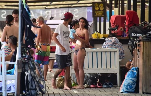 Begüm Birgören tatilde bol bol su yuttu! - Resim: 1