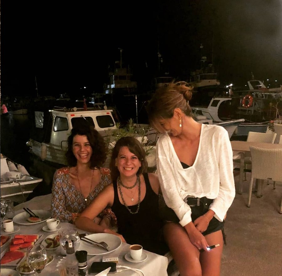 Beren Saat arkadaşlarıyla birlikte Alaçatı’da tatilde - Resim: 1