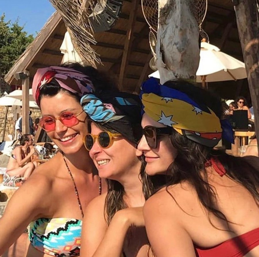 Beren Saat arkadaşlarıyla birlikte Alaçatı’da tatilde - Resim: 2