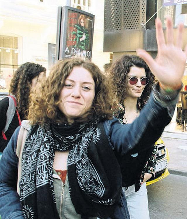 Hakkında boşanma iddiaları olan Beren Saat 5 paket sigara istedi - Resim: 1