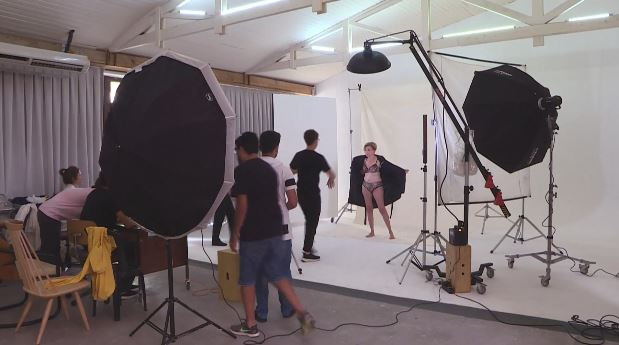 Burçin Terzioğlu’nun dekolteli paylaşımına olay yorumlar: Ne kadınsın be.. - Resim: 1