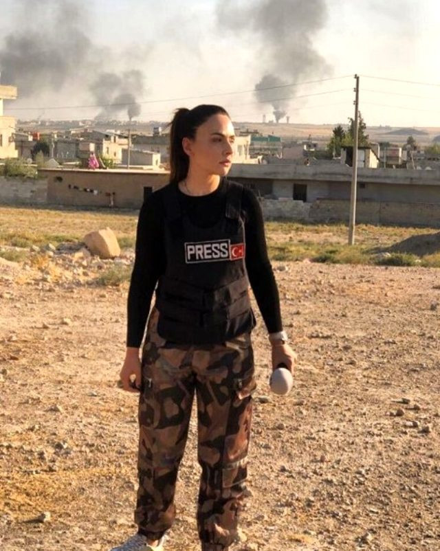 Buket Aydın poz verdi, Nazlı Çelik trend oldu! - Resim: 2