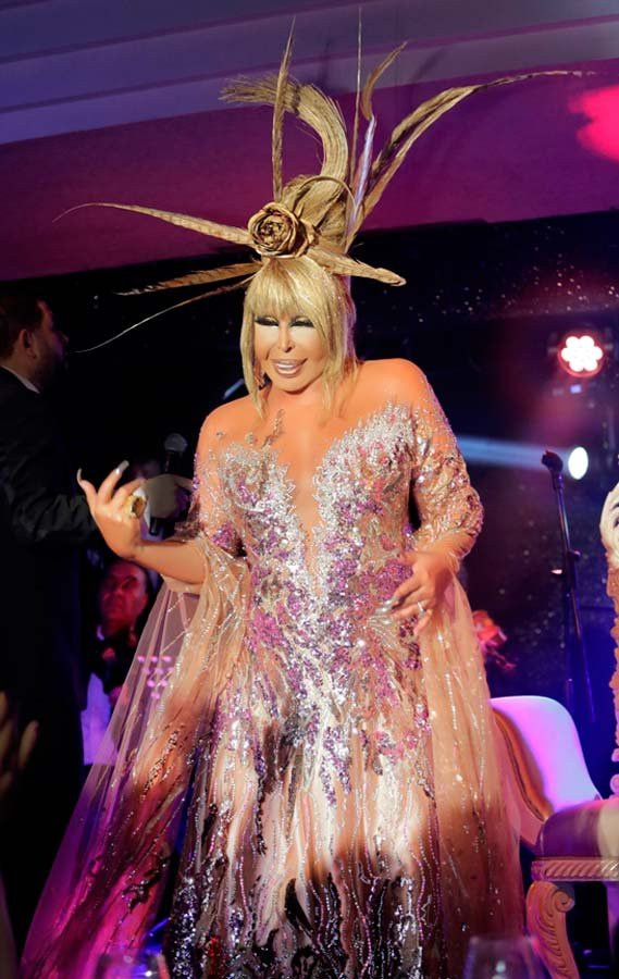 Bülent Ersoy 1 metre uzunluğundaki sülün tüyleriyle tepki çekti - Resim: 1