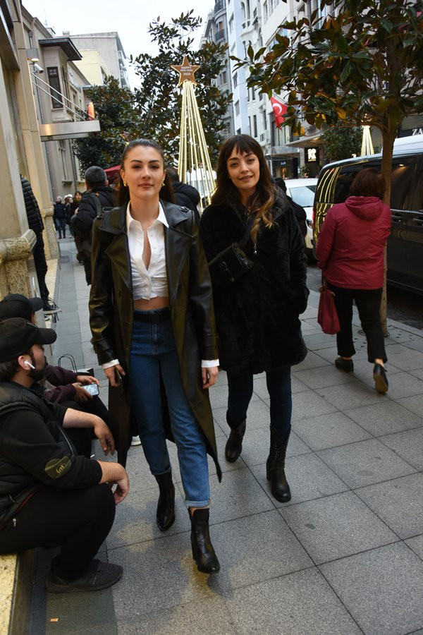 Burcu Özberk, Serkay Tütüncü ile hakkında çıkan aşk iddialarına yanıt verdi - Resim: 1