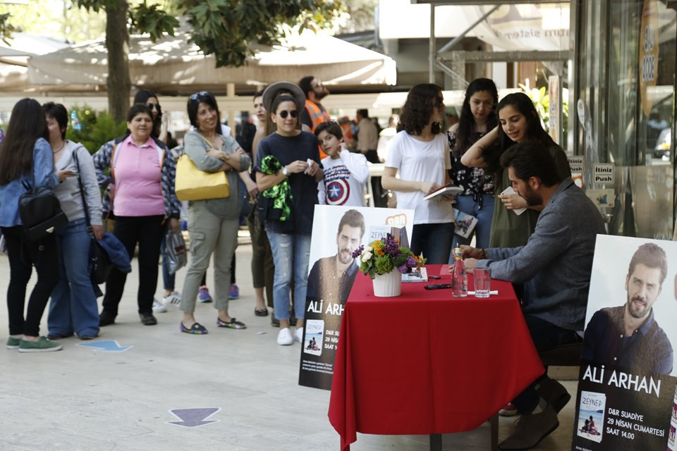Anne dizisinin Zeynep romanına imza günü - Resim: 1