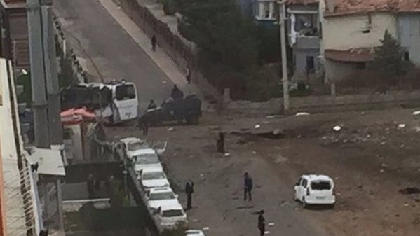 Diyarbakır’da polis servisine bombalı saldırı - Resim: 1