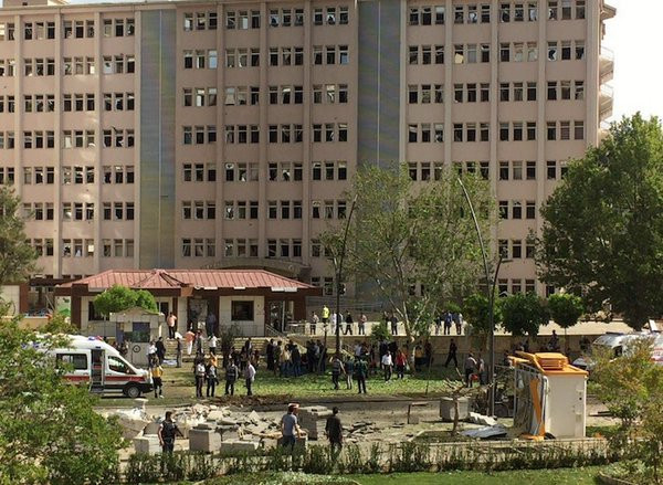 Gaziantep’te bombalı araç saldırısı: 2 polis şehit, 22 yaralı - Resim: 1