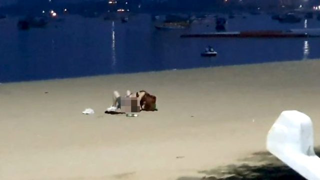 Plajda cinsel ilişkiye girerken kameralara yakalandılar! - Resim: 1