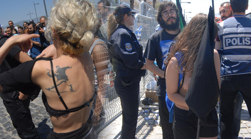 İzmir’deki çıplak eylemcilere teşhircilik suçundan soruşturma - Resim: 1