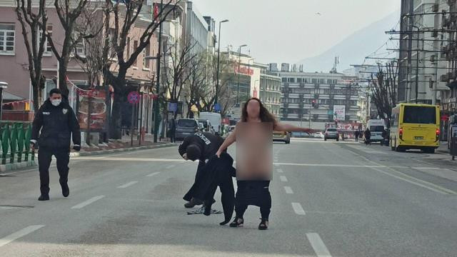 Bursa'da Çıplak Kadın Arama Yapan Polislerin Üzerine Koştu - Resim: 1