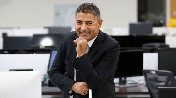 Sarp Can Köroğlu'na sette doğum günü sürprizi - Resim: 1