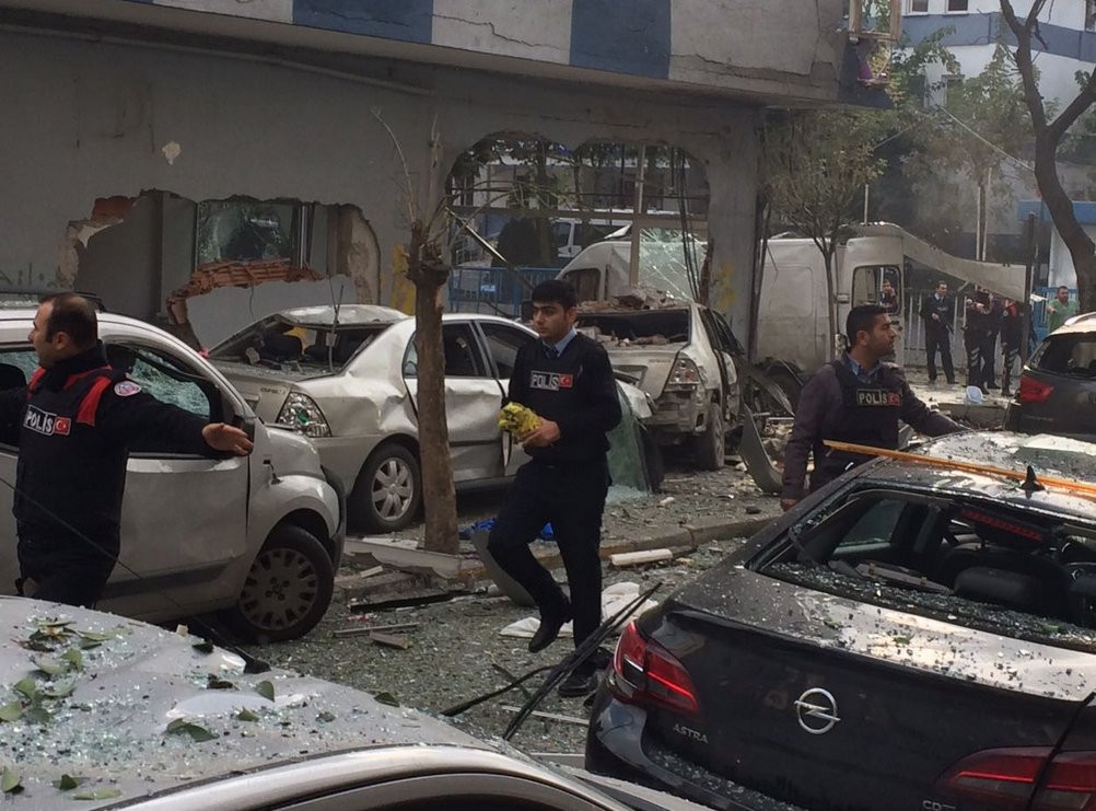 Son dakika haberleri: Yenibosna 75. Yıl Polis Merkezine bombalı araçla saldırı - Resim: 1