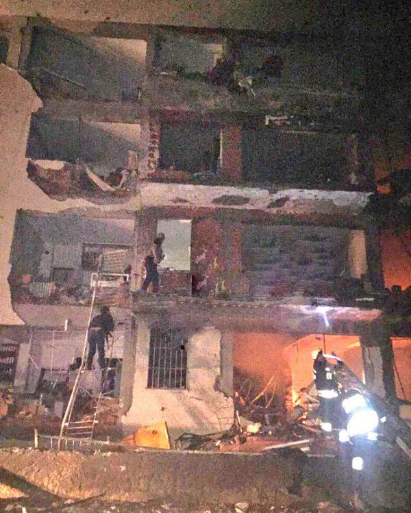 Diyarbakır'ın Çınar İlçesi'nde PKK’lı teröristler Emniyet’e bombalı araçla saldırdı: 3'ü bebek 6 ölü - Resim: 1