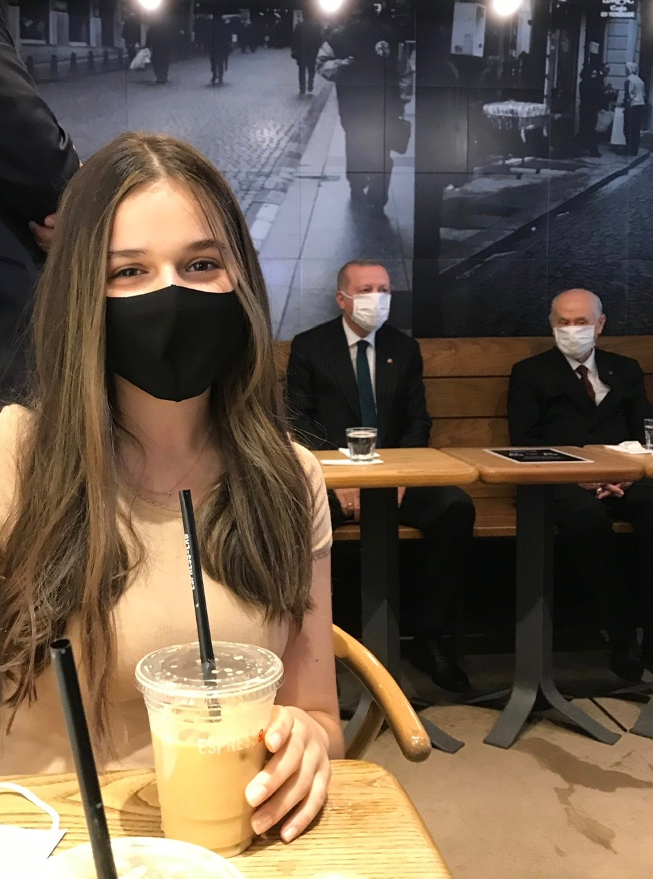 Genç kızdan Erdoğan ve Bahçeli ile buzlu kahve pozu - Resim: 1