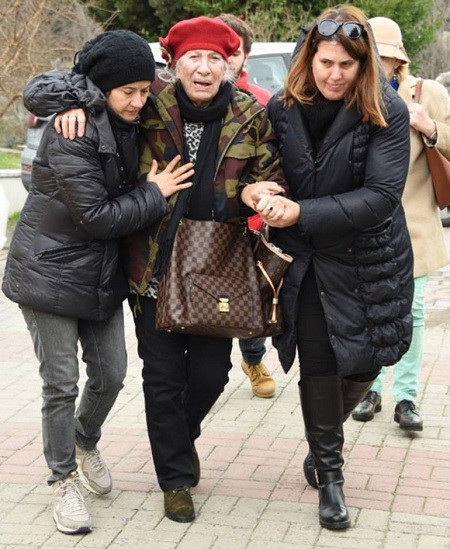 Defne Joy'un 7. ölüm yıldönümünde annesinin mezarlıktaki zor anları - Resim: 1