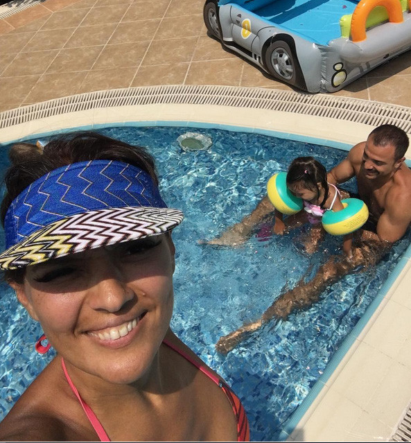 Demet Akalın'ın eşi ve kızı Hira ile tatil keyfi! - Resim: 1