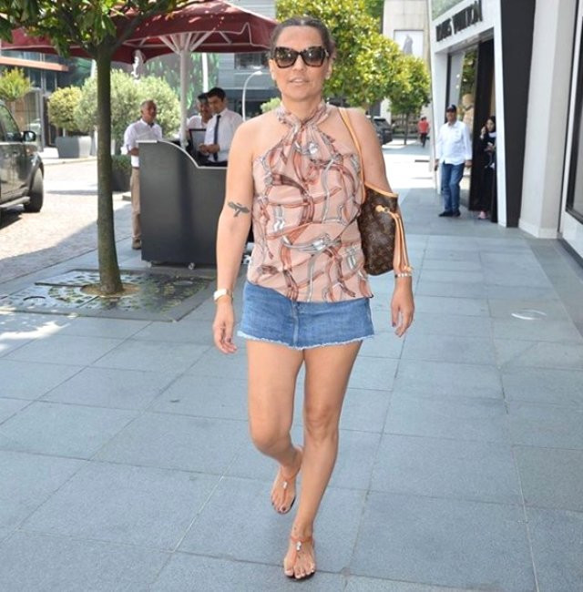 Demet yasağı deldi, mini etek giydi - Resim: 1