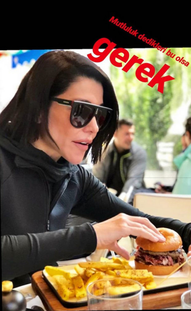 Deniz Akkaya hamburger paylaşımıyla şaşırttı: Hayatımın orgazmını yaşıyorum - Resim: 1