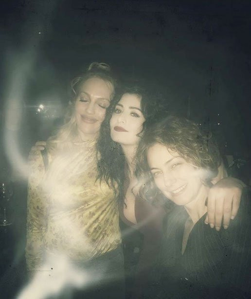 Deniz Çakır’ın dekoltesi paylaşımın önüne geçti - Resim: 1