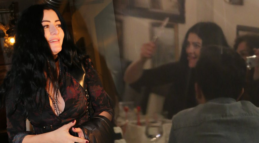 Deniz Çakır’dan dikkat çeken göğüs dekoltesi - Resim: 1