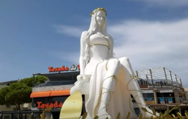 CHP'li Didim Belediye Başkanı Medusa diye sevgilisinin heykelini mi diktirdi? - Resim: 1