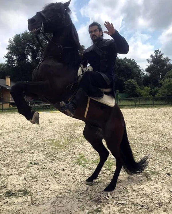 Burak Özçivit yeni imajıyla hayranlarından tam not aldı! - Resim: 1