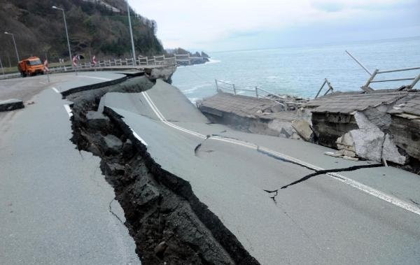 Karadeniz'de sel felaketi: Yollar çöktü, köprüler yıkıldı - Resim: 2