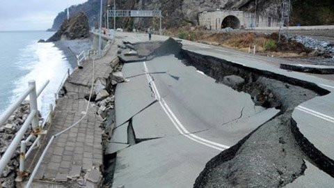 Karadeniz'de sel felaketi: Yollar çöktü, köprüler yıkıldı - Resim: 1