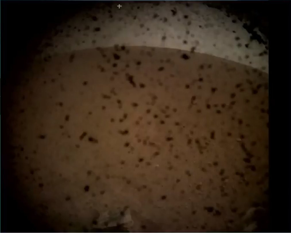 Mars'a iniş yapan InSight ilk fotoğrafını Dünya'ya iletti - Resim: 1