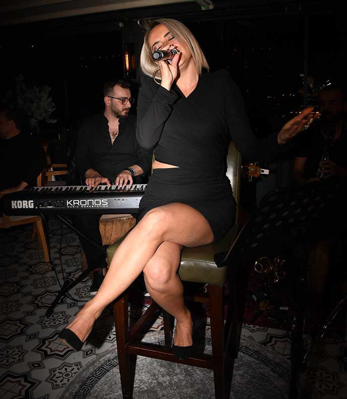 Kıvanç Tatlıtuğ'un Yengesi Şarkıcı Çıktı - Resim: 1