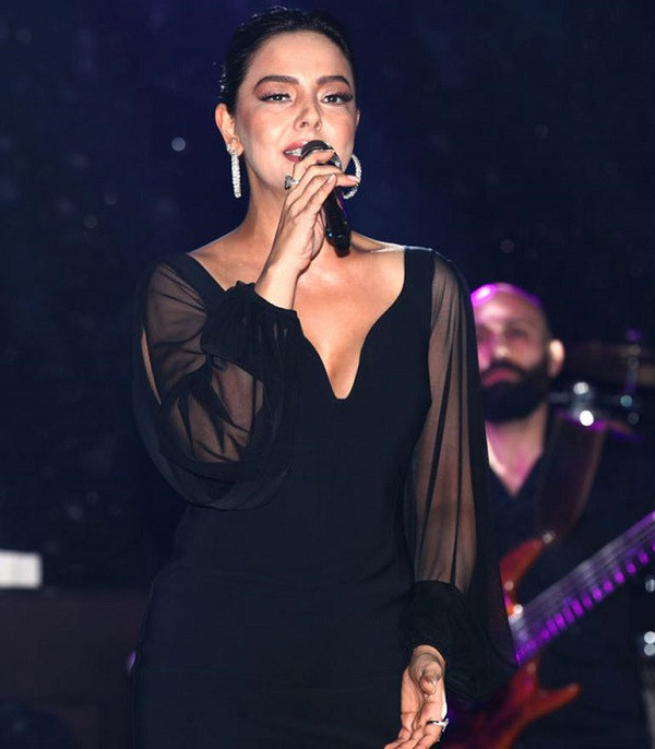 Reza’nın sıkıntısı mı zayıflattı? Ebru Gündeş'in aşırı makyajı - Resim: 1