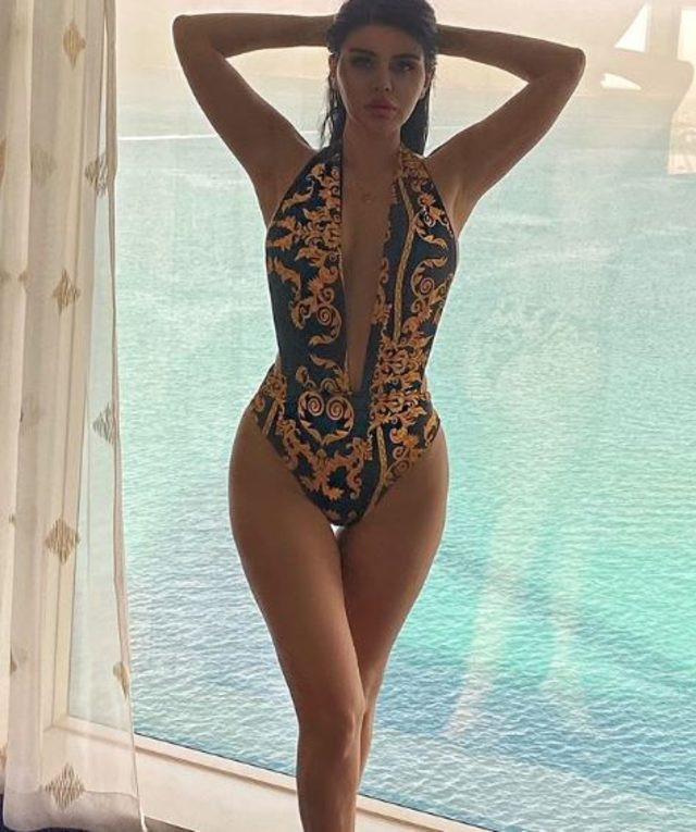 Ebru Polat Jennifer Lopez'e özendi! Mayolu poz - Resim: 1