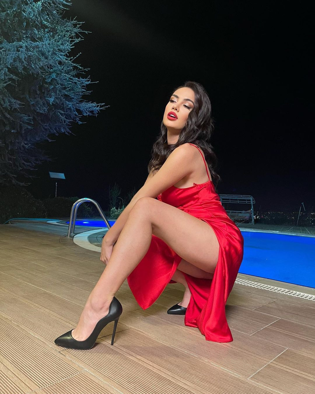 Mehmet Ali Erbil'in Mesajlarını İfşa Eden Ece Ronay Kimdir? Ece Ronay Kaç Yaşında Kaç Takipçisi Var? - Resim: 1