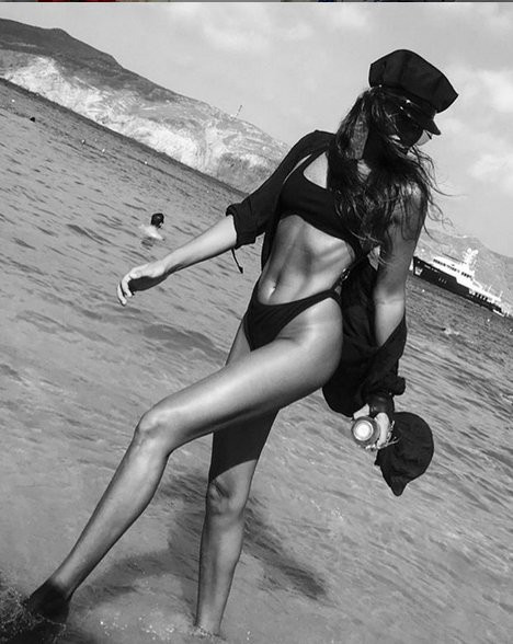 Eda Taşpınar'dan minicik bikinili Mikonos paylaşımı - Resim: 2